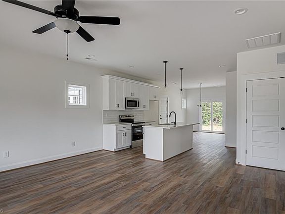 3rd image of 372 W Lee Ave