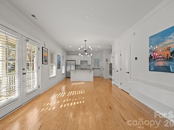 3rd image of 2060 Euclid Ave