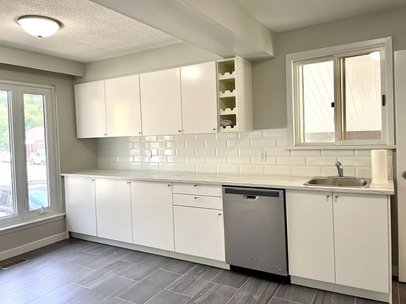 4th image of 88 Eccles St N #1