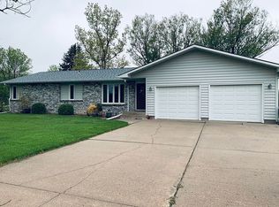 2640 S Meadow Ln, Hastings, NE 68901