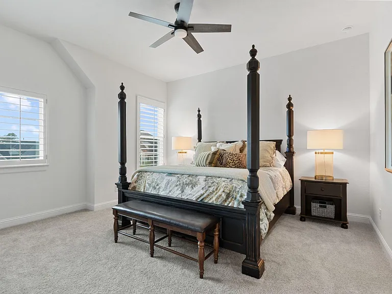 902 Falcon Hollow Ln — Photo 35