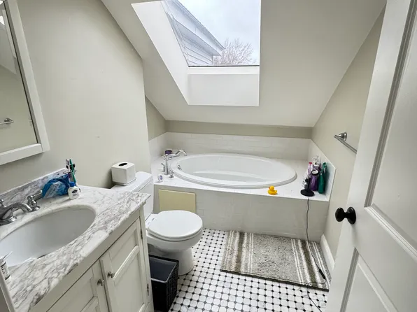 27 Crosby Rd #3, Chestnut Hill, MA 02467