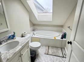 27 Crosby Rd, Chestnut Hill, MA