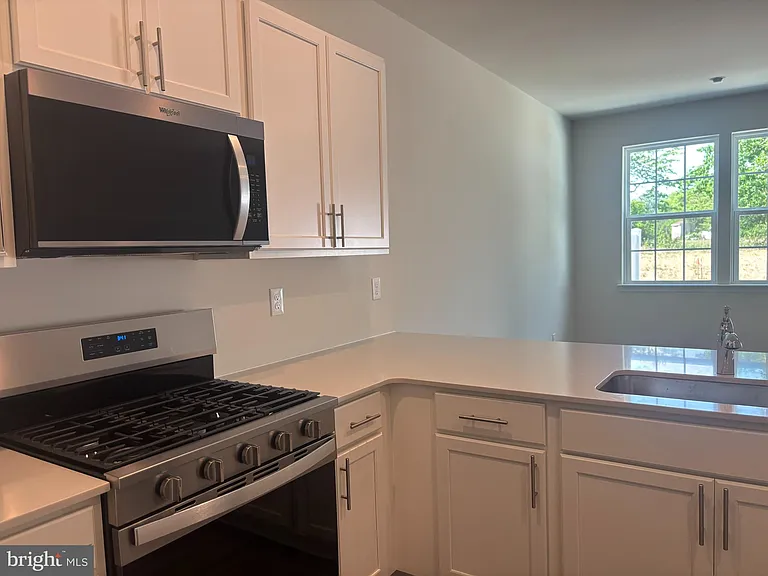 60 Robert Dr — Photo 6