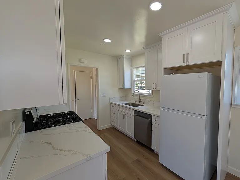 469 E Bonita Ave — Photo 4