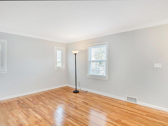 5th image of 1035 Oaks Dr