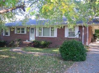 1084 W Oak Hill Dr, Halifax, VA 24558