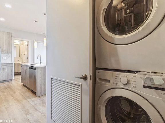 4th image of 3729 W Belmont Ave #402