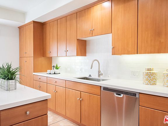 3rd image of 851 N San Vicente Blvd APT 130