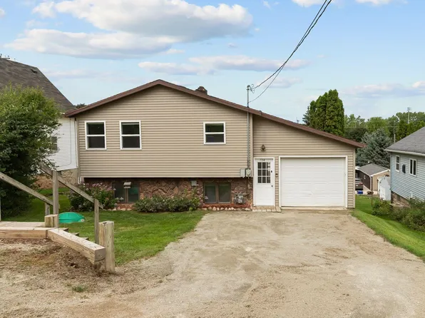 704 E 8th St, Kaukauna, WI 54130