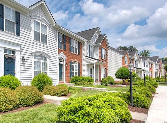 3rd image of 423 Kingscote Ln #423