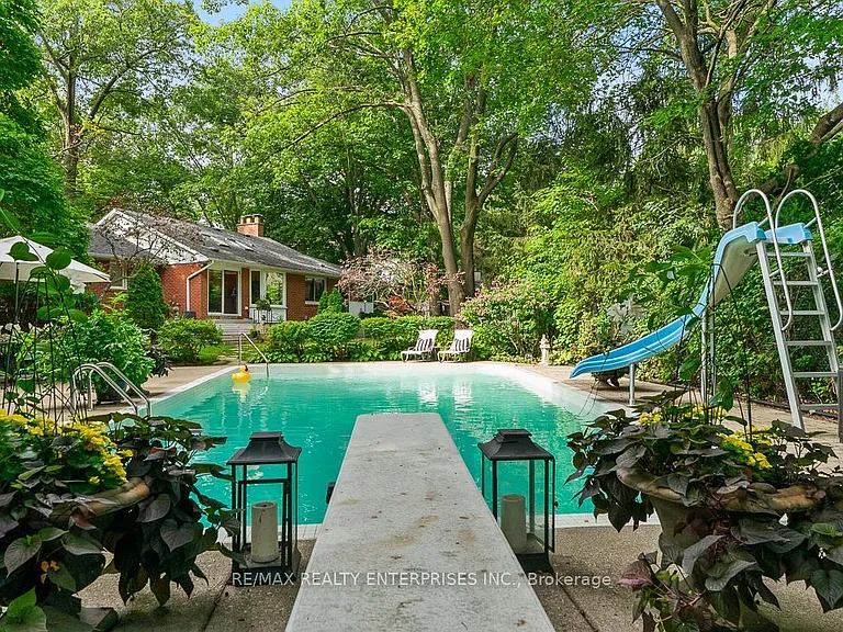 1373 Queen Victoria Ave — Photo 47