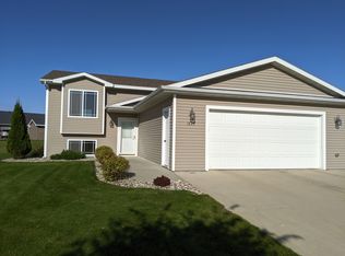 1823 Torrey Pines Dr, Brookings, SD 57006