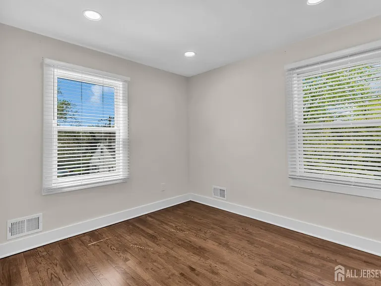 36 Van Buren Ave — Photo 17