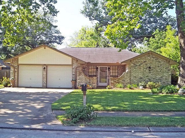 1st image of 104 Daffodil St