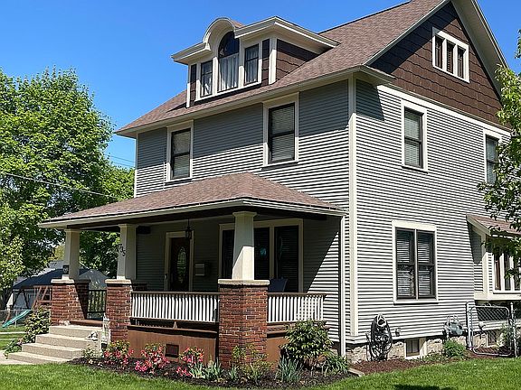 3rd image of 735 Knapp St NE