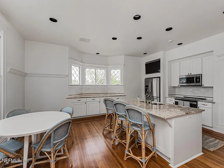 289 N Roscoe Blvd — Photo 6