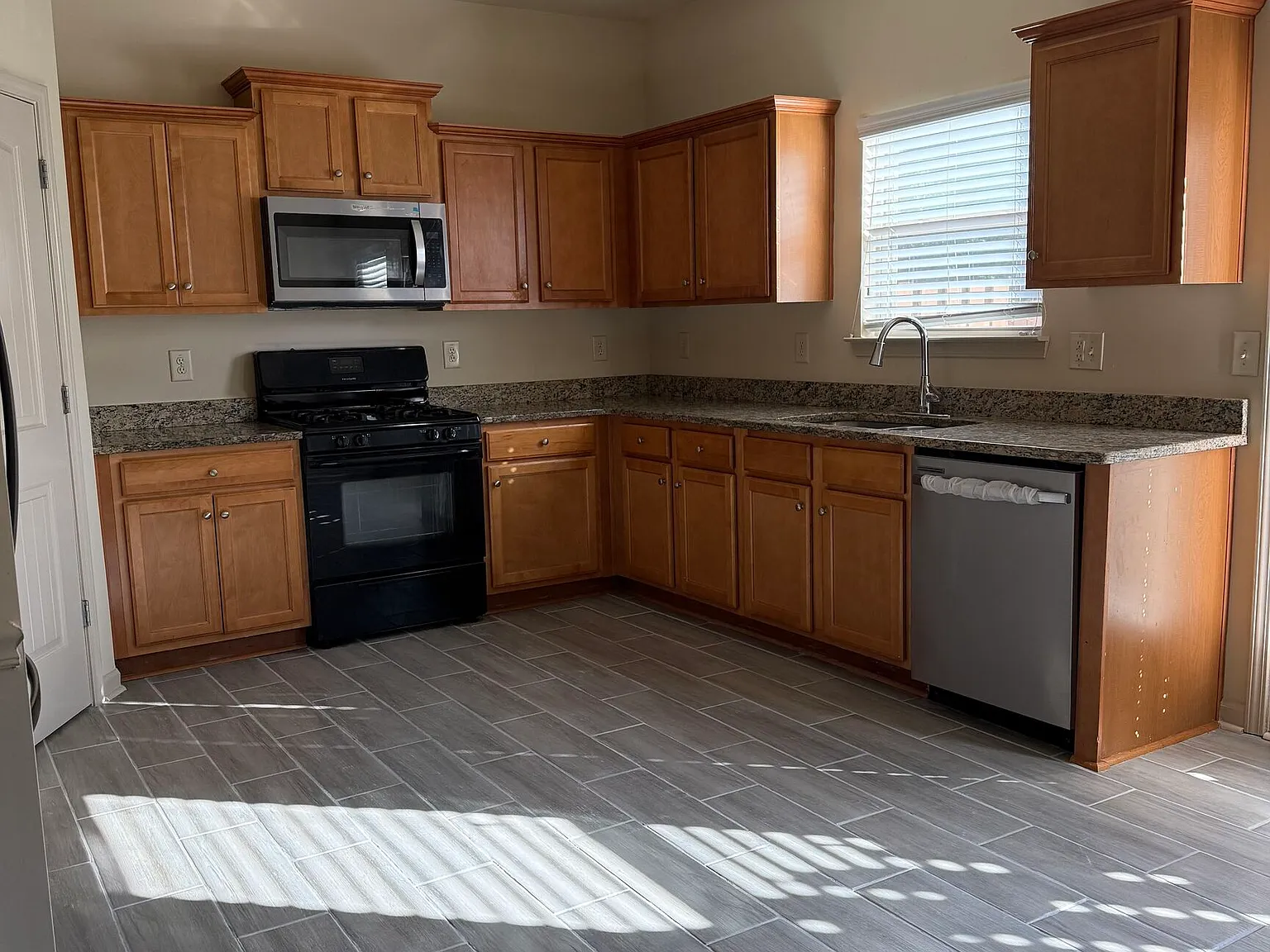 3 bed, 2.5 bath, $2,000 — Photo 3