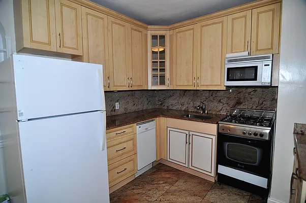 Rented by CENTURY 21 Sunny Gardens Realty, Inc. | media 33