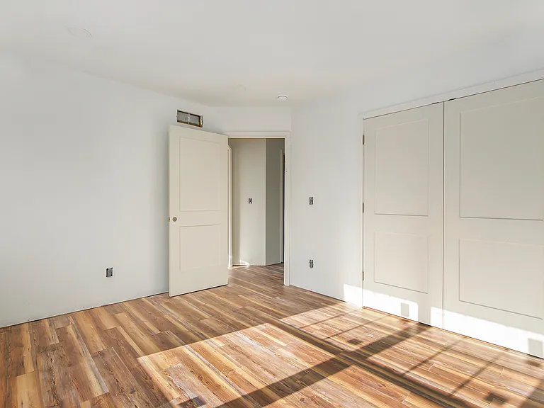 445 Hiscock St — Photo 21