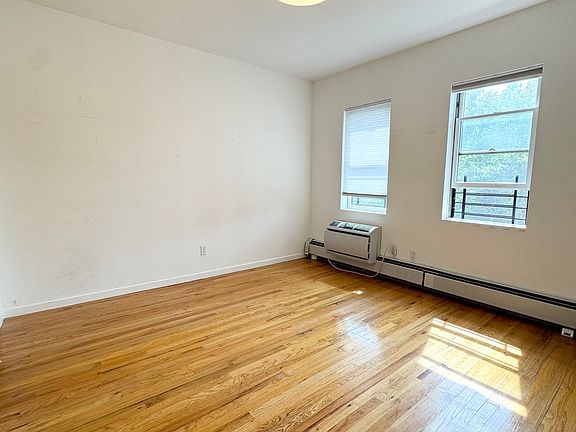 5th image of 10-49 48th Ave APT 4R