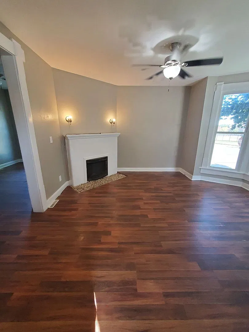 3 Bedroom 1.5 bath - very large bathtub — Photo 2