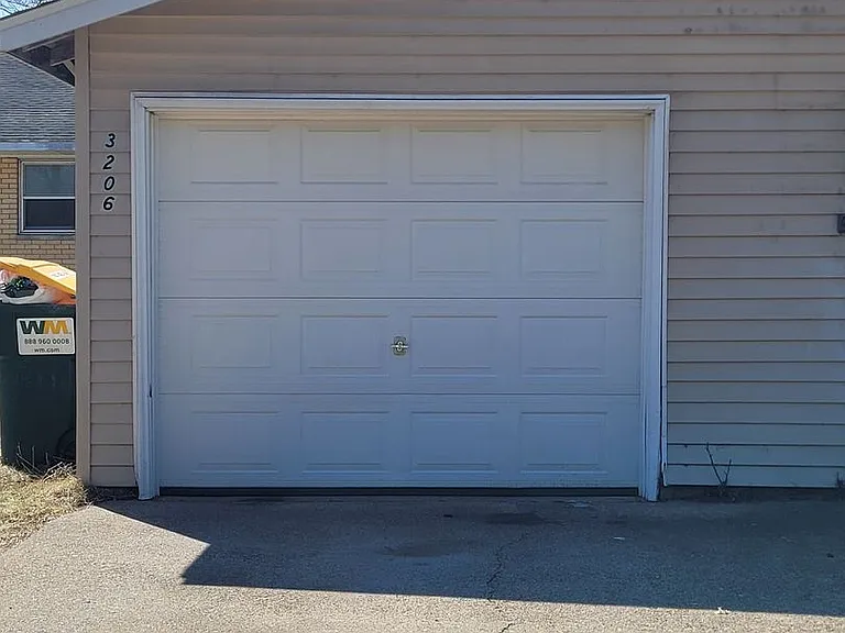 3204-3206 Runway Ave — Photo 15