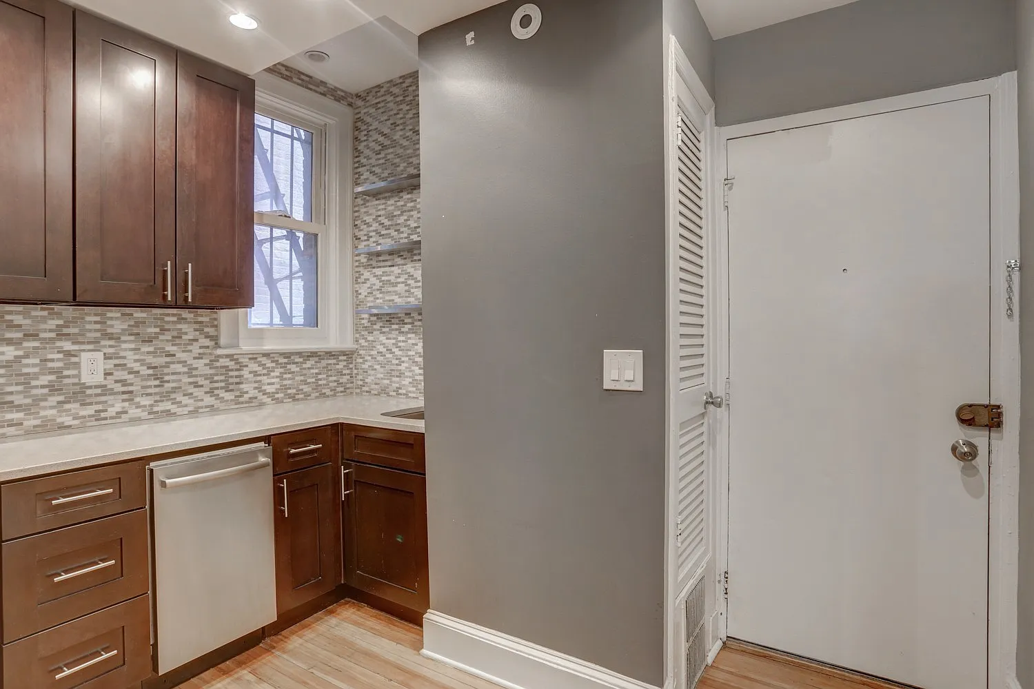 Charming & Sunny 1-Bedroom Luxury Condo in Adams Morgan! — Photo 2