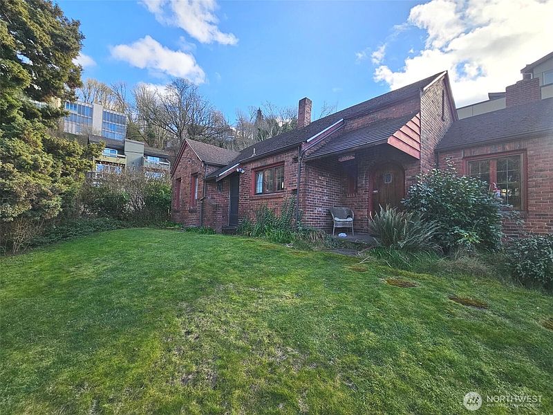 2nd image of 1603 Lakeview Boulevard E
