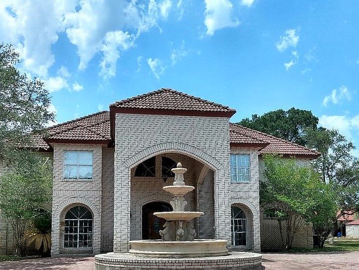 1st image of 501 Oak Village Dr