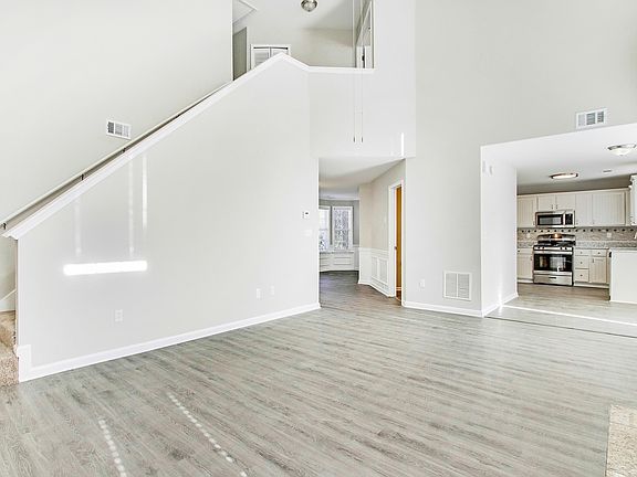 4th image of 1360 Glenover Way