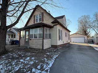 2329 Maple St, Des Moines, IA 50317