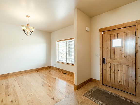 5th image of 320 Fox Run Holw