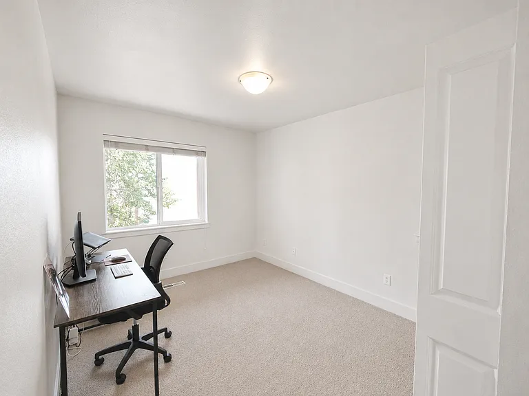 1821 NW Iowa Ave — Photo 32