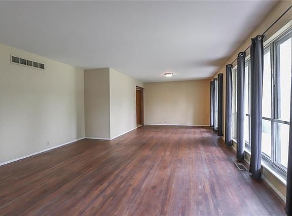 3rd image of 11708 Roundhill Dr