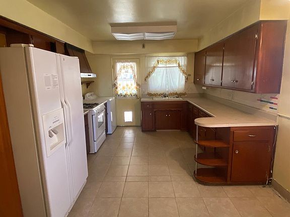 3rd image of 2005 Bedford Way