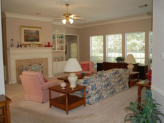 3rd image of 2842 N Strathford Ln