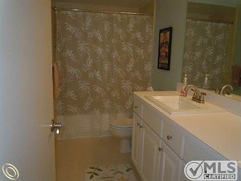 HALL BATH.JPG