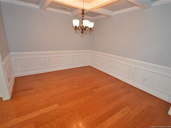 4th image of 2106 Queen Elizabeth Ln