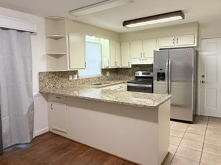 880 Catalina Dr — Photo 3