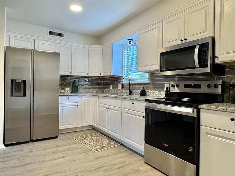 2408 Lindenwood Dr — Photo 3