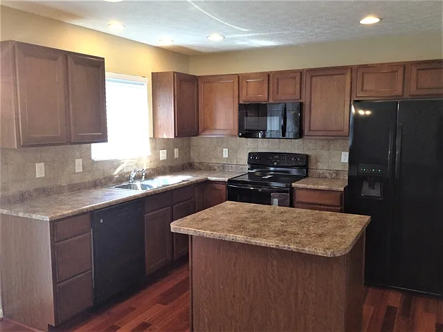 4 bed, 3.5 bath, 2020 sqft, $2,700 — Photo 2