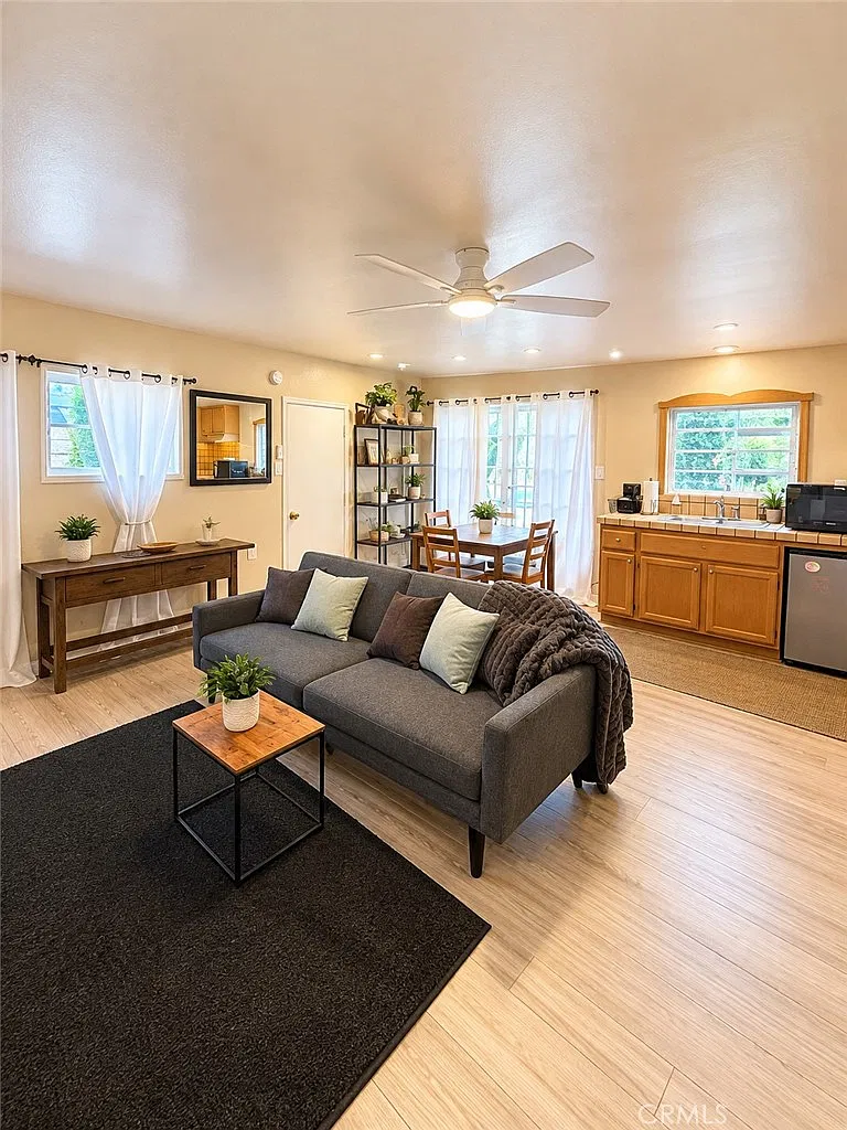 1 bed, 2916 sqft, $2,200 — Photo 4