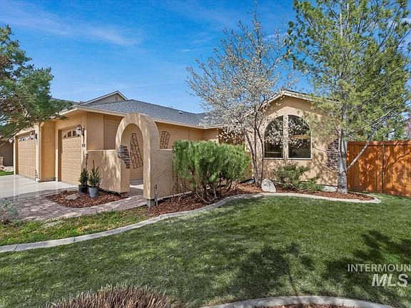 2nd image of 898 E Segundo St