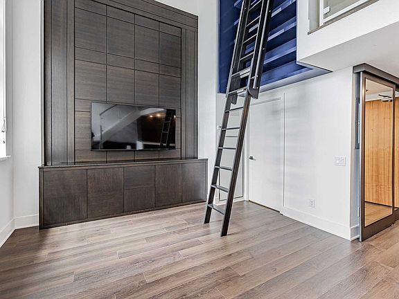 5th image of 111 Saint Clair Ave W #923