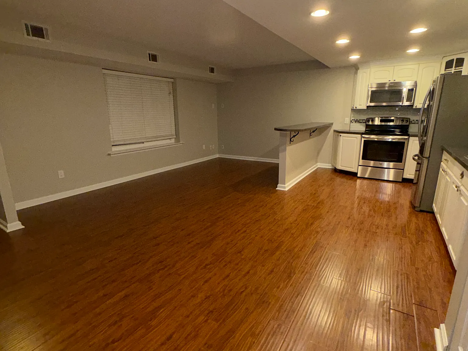 2 bed, 1.5 bath, 1100 sqft, $2,300 — Photo 3