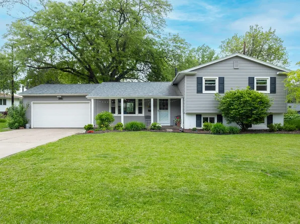 1717 Elmwood Ct, Bettendorf, IA 52722