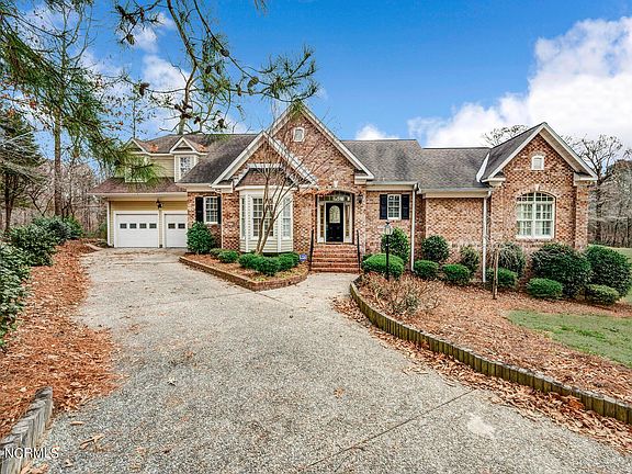 2nd image of 211 Hampton Cir