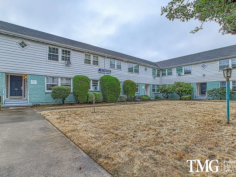 Regency Park Apartments — Photo 3