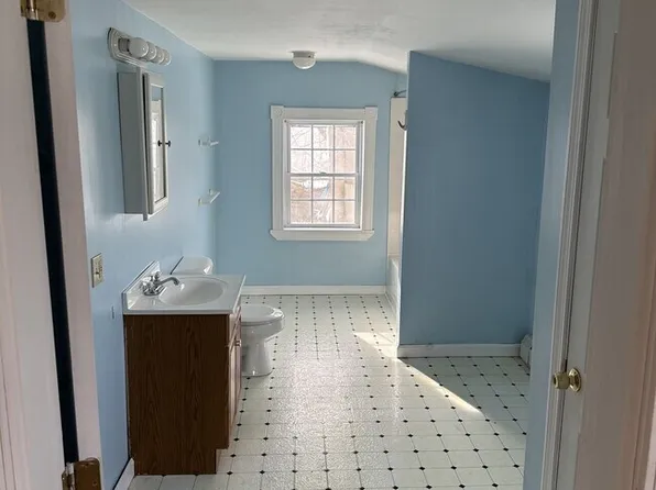 208 Grove St #B, Bangor, ME 04401